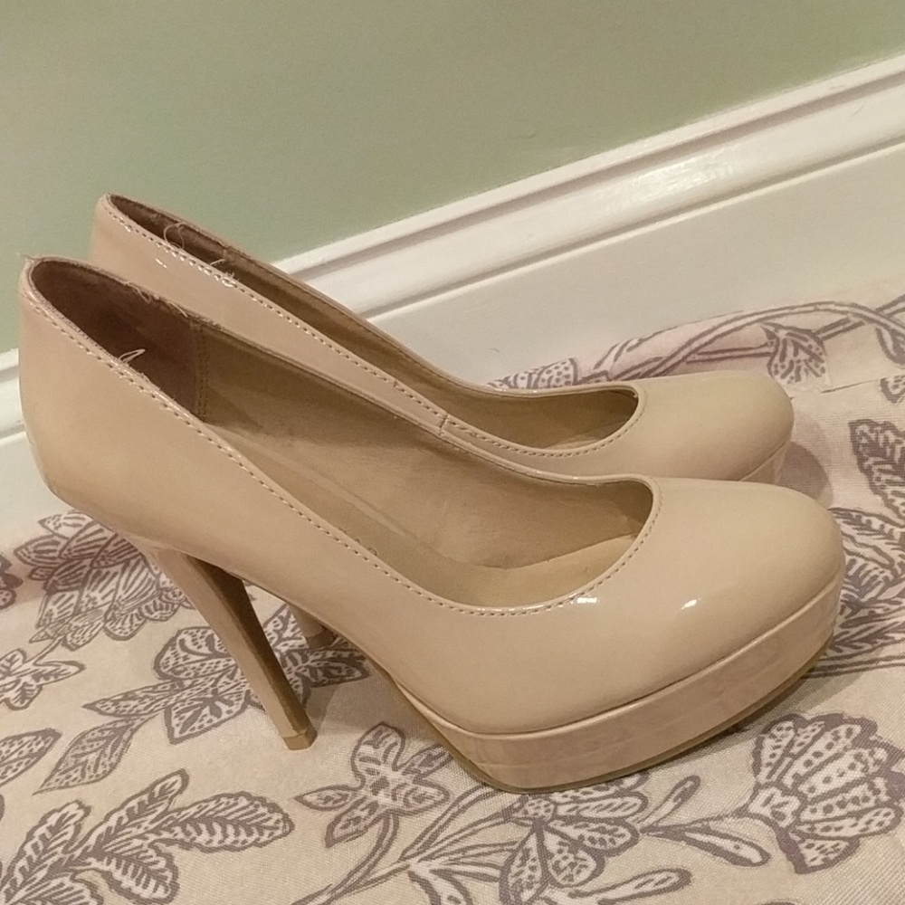 Nude platform pumps
